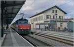 The SBB Cargo shunting locomotive Eem 923 012-9 leaves Zofingne station with its freight train, which it had previously shunted for a long time.