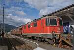 60 years of the BoBo / Re 4/4 II – to mark the occasion, the Austrian Federal Railways (OeBB) organized an unprecedented Re 4/4 reunion. Among those  invited  were the Re 4/4 I, BLS Ae 4/4 and Re 4/4 (425), Re 450, and even the RhB narrow-gauge locomotive Ge 613. I only attended this magnificent celebration in passing and for a short time, so I can only share a few pictures here.
Re 4/4 II 11239 (Re 420 239-6) Cham, BLS Ae 4/4, Re 4/4 BLS, and Re 4/4 I(Re 410). 

Balsthal, September 14, 2024