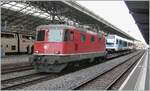 The SBB Re 4/4 II 11193, mentioned at the beginning of this series of pictures, has now returned to the front of the train and is waiting with its four Uaikk carriages and the Beh 4/8 4 / SNCF Z894