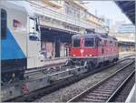 A passenger SBB Re 4/4 II in Lausanne is not an everyday sight, so I'm happy to photograph SBB Re 4/4 II 11193 (UIC 91 85 4420 193-5 CH-SBB) here, but the interesting thing is the SNCF logo on the left edge of the picture... October 29, 2025