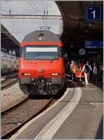 The SBB Re 460 062 (91 85 4 460 062-3 CH-SBB) with his IR15 from Geneva to Luzern by his stop in Lausanne.