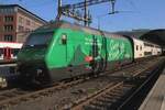 SBB green advertiser 460 010 enters OLten on 19 May 2025, pushing a Basel bound IC service.