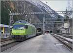 The BLS RE 465 002 leaves Goppenstein with its Zuges car tunnel (AT1) towards Kandersteg.