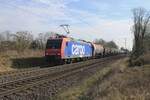 On 21 February 2025 SBB Cargo 482 025 hauls a tank train through Kaarst-Broicherheide and gets photographed from a pedestrian path.