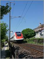 Near Ligerz, on the last remaining short section of single-track railway at the Jurasüdfussstrecke 210/southern foot of the Jura Mountains 210, is  is a SBB RABDe 500 (ICN) on the way to