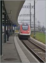 A SBB RABDe 500 is the IC 5 1518 on the way form Zürich to Lausanne. This service ia now arriving at Oensingen. 

08.11.2025