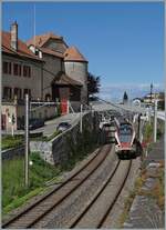 The SBB RABe 523 018 leaves the Rivaz stop and continues towards Vevey.