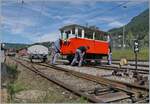 Autour de la voie ferrée / Around the iron railway (autumn event 2024) - Le Biniou is not only small but the Dm 2/2 N° 3 has a rotating mechanism. 
This means that the small trolley can be turned at any point or removed from the track (for counter trains). The turntable consists of various elements and is carried on the trolley. 
If the trolley is to be turned, the elements are mounted, the trolley moves on it and then it can be turned, where as can be seen here in the picture in Blonay. 

Sept. 7, 2024