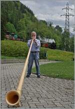A somewhat different picture for the Blonay-Chamby Railway's season opening: While the BFD HG 3/4 No. 3 steams its train past Chaulin toward Blonay in the background, the magnificent sounds of the alphorn resonate in the foreground.

(The alphorn player has consented to publication)

May 3, 2025