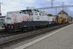 On 23 June 2024 Rhomberg-Sersa 940 004 gets coupled to railway engineering materiel at Pratteln. Formalley an electric, Class 940 are actually hybrids, this one using the Diesel engine. On 23 June 2024 Rhomberg-Sersa 940 004 gets coupled to railway engineering materiel at Pratteln. Formalley an electric, Class 940 are actually hybrids, this one using the Diesel engine.