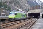 The train car tunnel (AT1) will open, the cars will drive onto the train and shortly the BLS Re 465 002 will depart for Kandersteg.