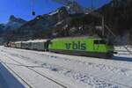 BLS 465 010 pauses at Kandersteg on 1 January 2025: due top the frost, all pausing electrics have one pantograph raised to the wire.