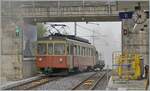 In Winteregg, in unusual fog in the middle of summer, the BLM Be 4/4 31 LISI leaves the station and heads towards Grütschalp.