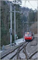 How well the CJ can still open the windows on some trains (but unfortunately can hardly be closed anymore...): When entering Combe Tabeillon I was able to photograph the CJ Be 4/4 616 with a freight train. 
The freight train waits for our train and then heads towards La Chaux de Fonds. Combe Tabillon is a Spitzkher station, as can still be found every now and then in the Jura.

January 13th 2025