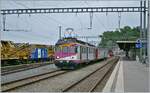 From May 30th, the Romont - Bulle train service will be stopped for extensive renovation work. Shortly beforehand, (and for the last time for me) I see the TPF regional train to Bulle with the ex MThB ABDe 537 176-0  Stadt WIL  leaving Romont. 

May 27, 2011