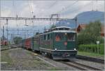 At first glance, the same picture appears, but here the SBB HGe I 4/4 1992 Giswil is shunting its special train into the siding, and so the waving passengers are  missing.     The locomotive, with the