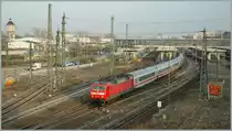The DB 120 108-4 is leaving with an IC to Stuttgart the Heidelberg Main Station. 29.03.2012