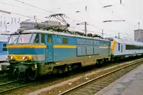 SNCB 1604 stands in Aachen Hbf on 10 September 1999. Eight of these three nsystem locos (3 kV DC for Belgium, 15 kV 16,7 Hz AC for Germany and 25 kV, 50Hz AC for France) were build in 1966. These machines were to be found hauling international crack express passenger services between Köln, Aachen, Liége, Brussels and Oostende, but also a hop to Paris Nord or Luxembourg was possible. Sadly, tehse machines became extinct in 2010.