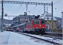 The SBB Re 4/4 II 11301 with a Night Jet from Hamburg/Berlin to Zürich by his stop in Brugg AG. 

09.12.2017