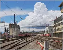 The SBB Re 4/4 II 11264 and 11296 are arriving with his Cargo train in Lausanne. 

18.06.2020