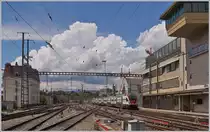 The SBB RABe 511 026 from Annemasse to St Maurice is arriving at Lausanne. 

18.06.2020